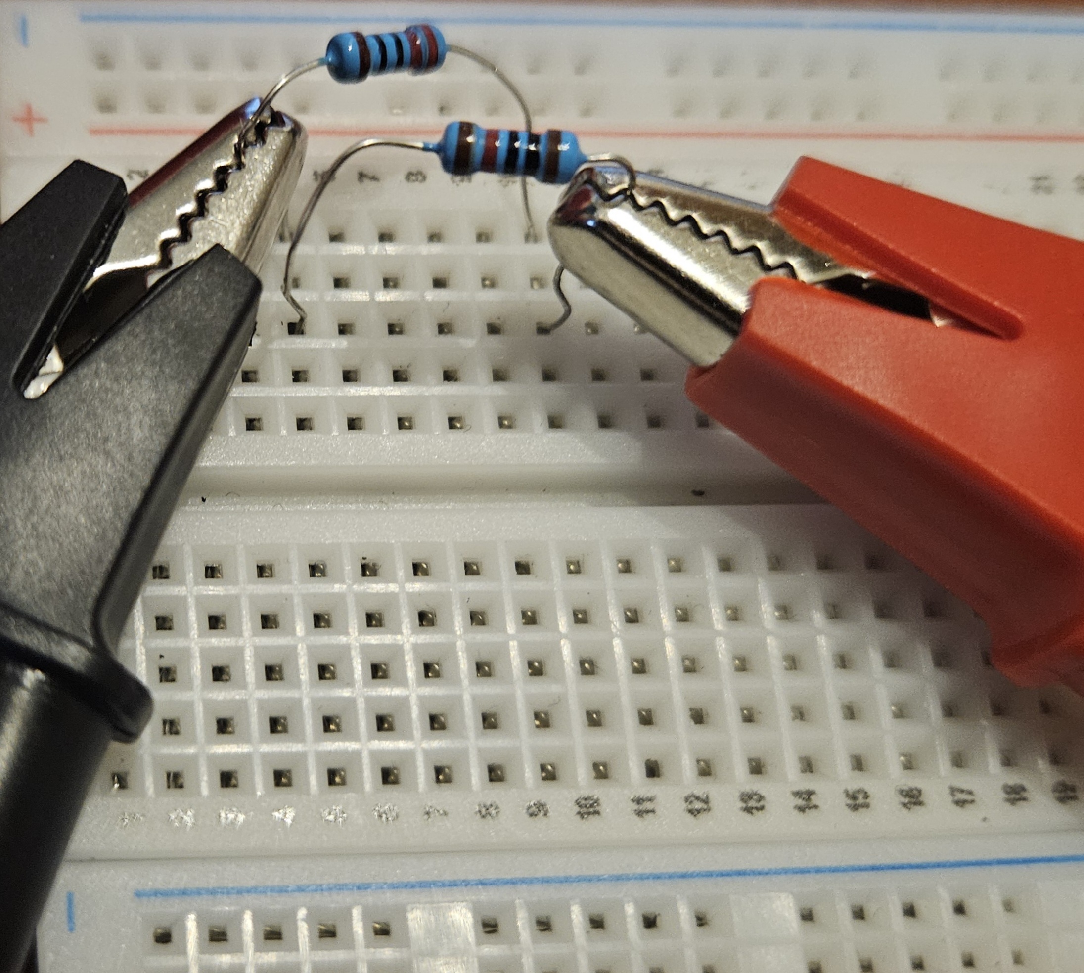 Resistori in parallelo su breadboard