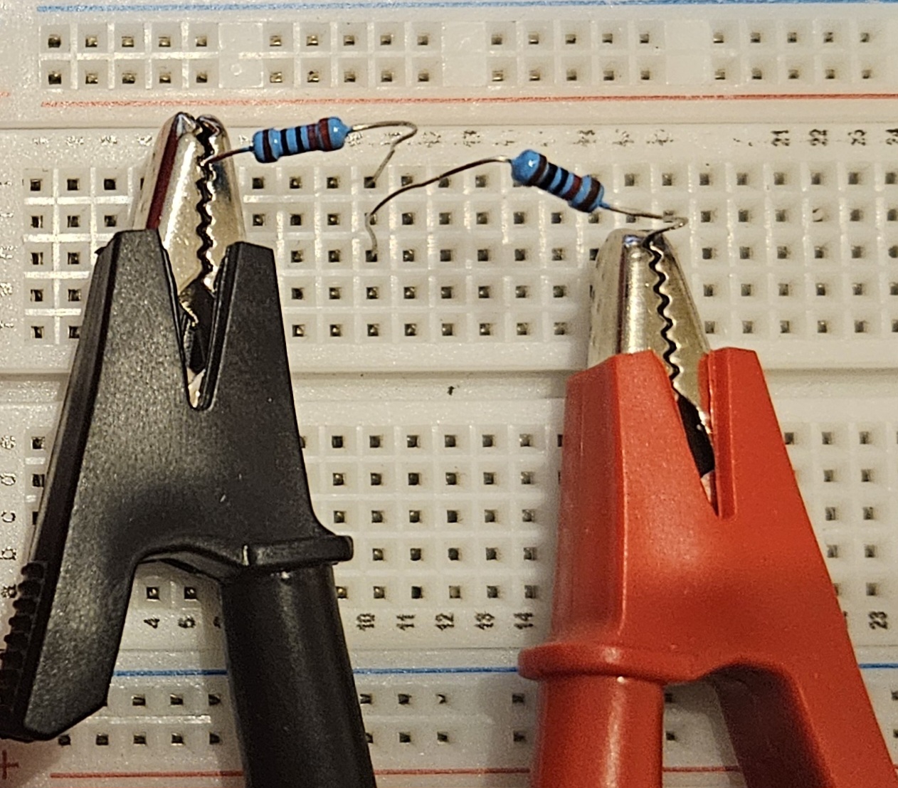 Resistori in serie su breadboard